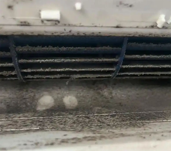 嵩明空调吹的风有股烧焦味是怎么回事